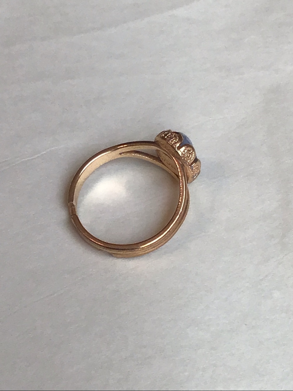 Vintage Avon Victorian Cameo Silhouette Ring, Gold-toned Blue/White, adjustable - Picture 6 of 10